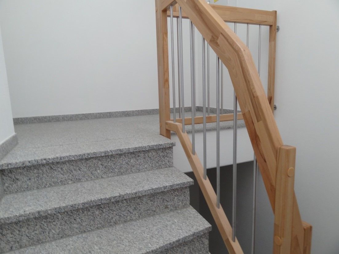 Granittreppe Rosa Beta geflammt mit einem Holzgeländer und Edelstahlsprossen